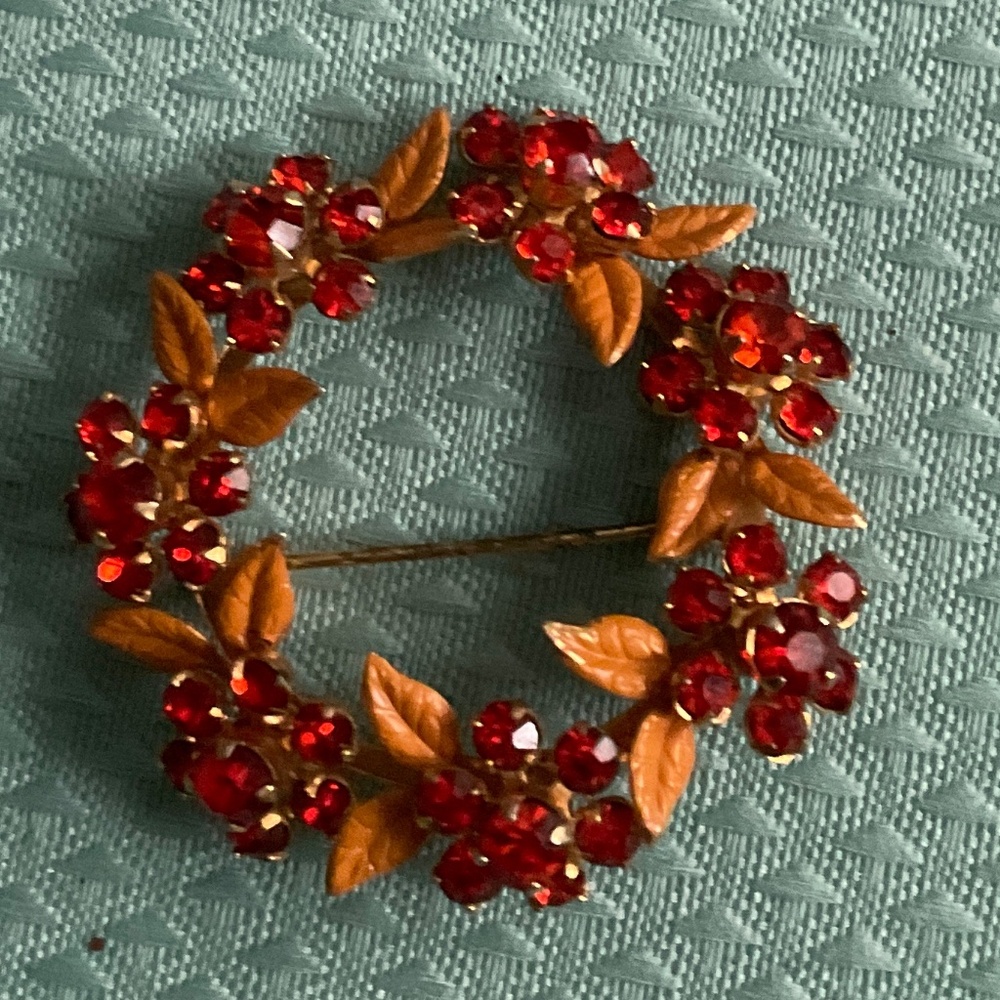VINTAGE BROOCH IN BEAUTIFUL CONDITION!!  VIBRANT COLORS!!